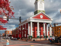 charles-town-wv-usa-november-3-2018-the-historic-courthouse-in-the-downtown-area-of-charles-town-west-virginia-RB0PWH